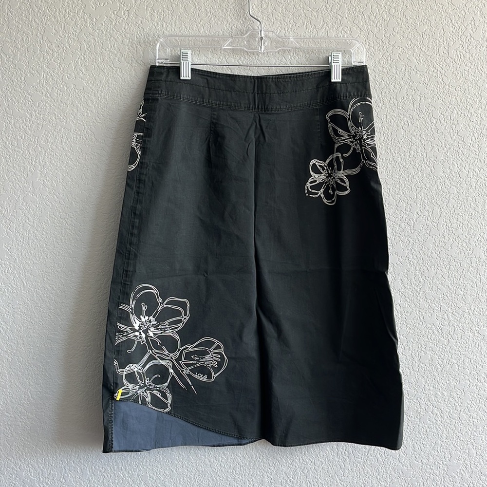 Lole black skirt with white flowers, size 4, flattering fun skirt!